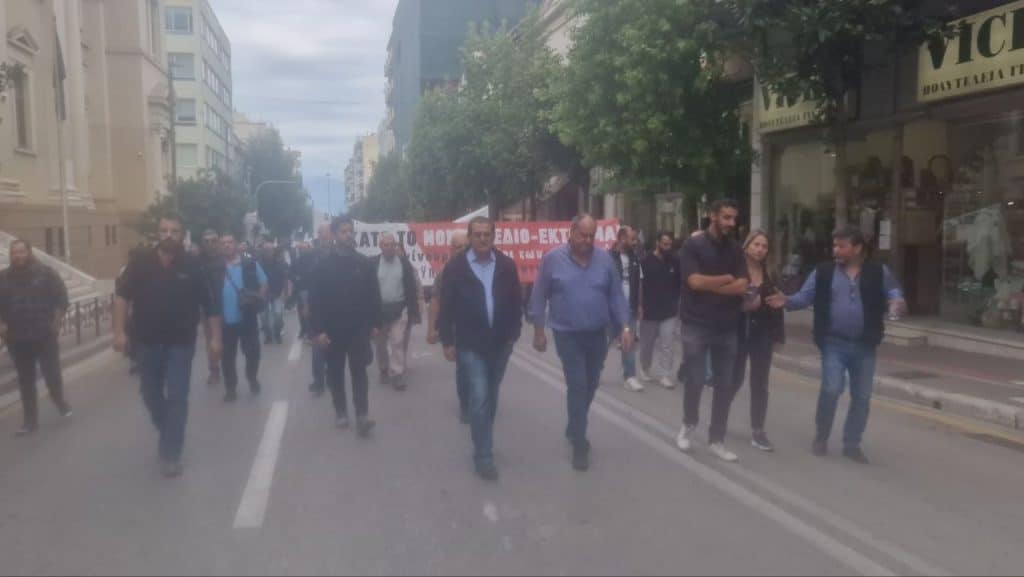 Πάτρα: Χιλιάδες στην πορεία για την απεργία - φωτό και βίντεο Πάτρα: Χιλιάδες στην πορεία για την απεργία - φωτό και βίντεο