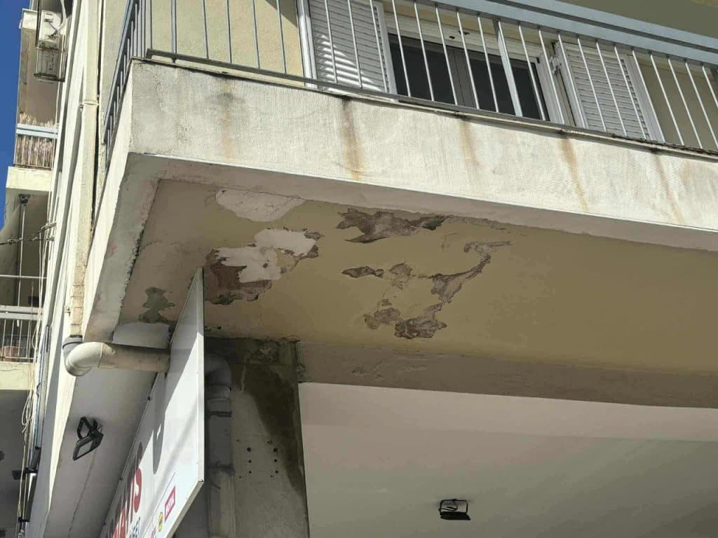 Πάτρα: Και δεύτερο συμβάν με πτώση σοβάδων σήμερα! Δείτε κομμάτια που έπεσαν - φωτό