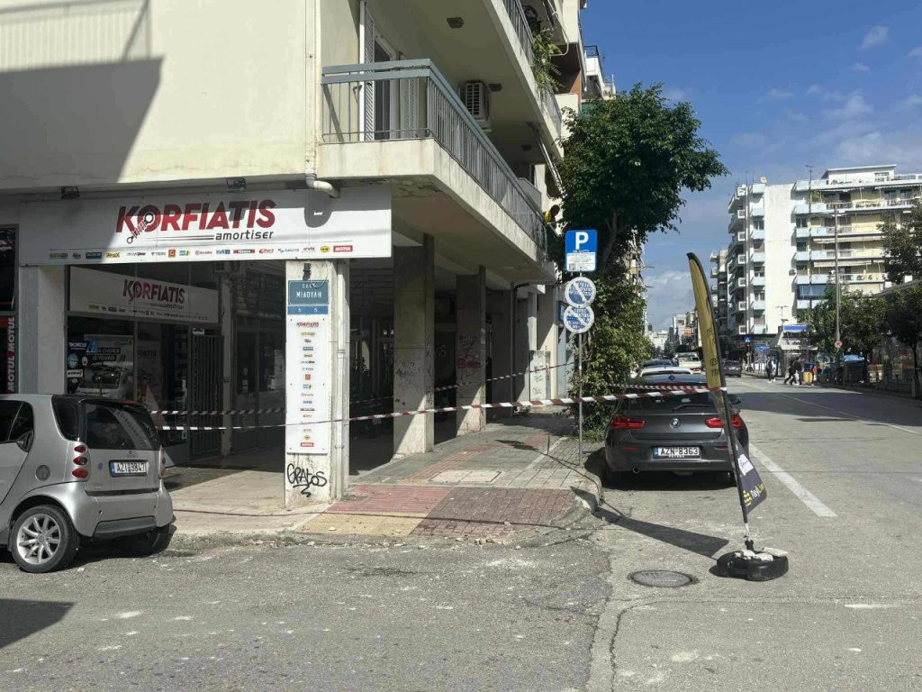 Πάτρα: Και δεύτερο συμβάν με πτώση σοβάδων σήμερα! Δείτε κομμάτια που έπεσαν - φωτό