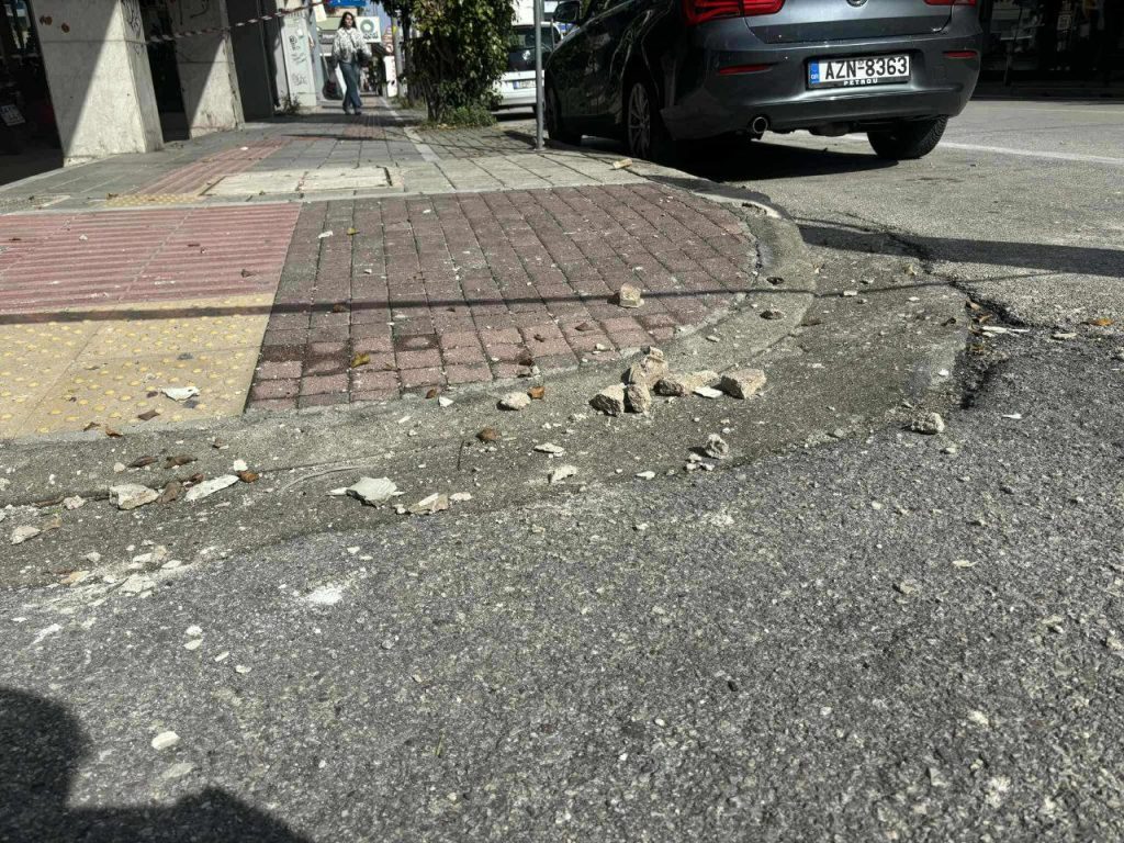 Πάτρα: Και δεύτερο συμβάν με πτώση σοβάδων σήμερα! Δείτε κομμάτια που έπεσαν - φωτό