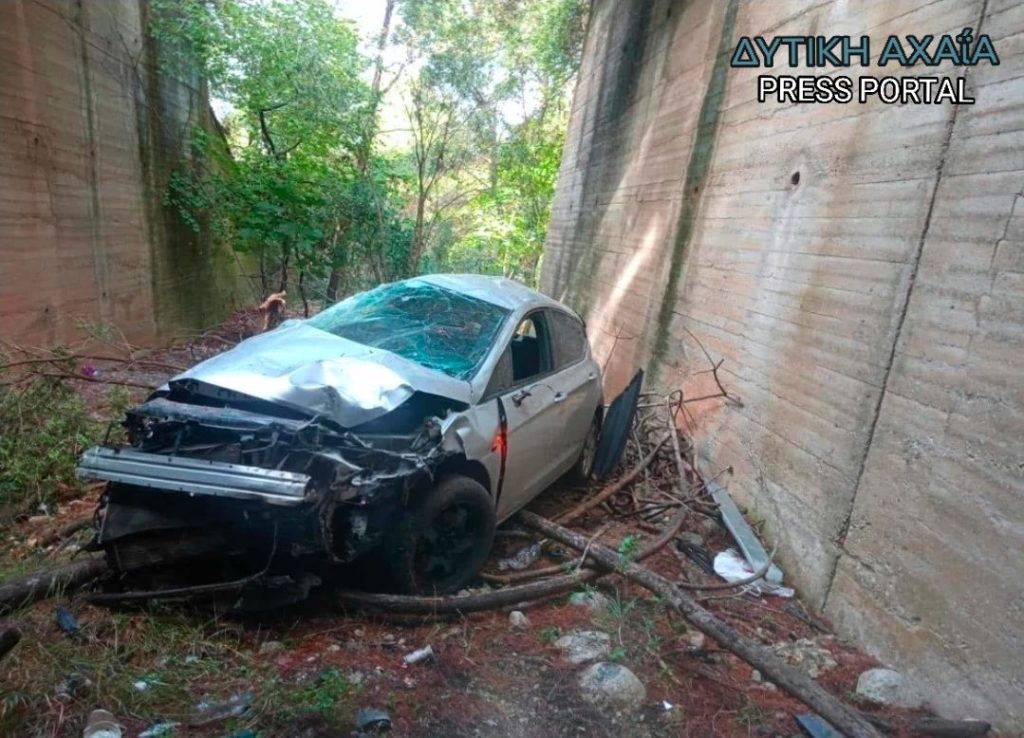 Πάτρα: Δείτε πώς το αυτοκίνητο έπεσε από τον δρόμο στην Παναγοπούλα και βρέθηκε... σε "γκρεμό" - Επιχείρηση πυροσβεστών