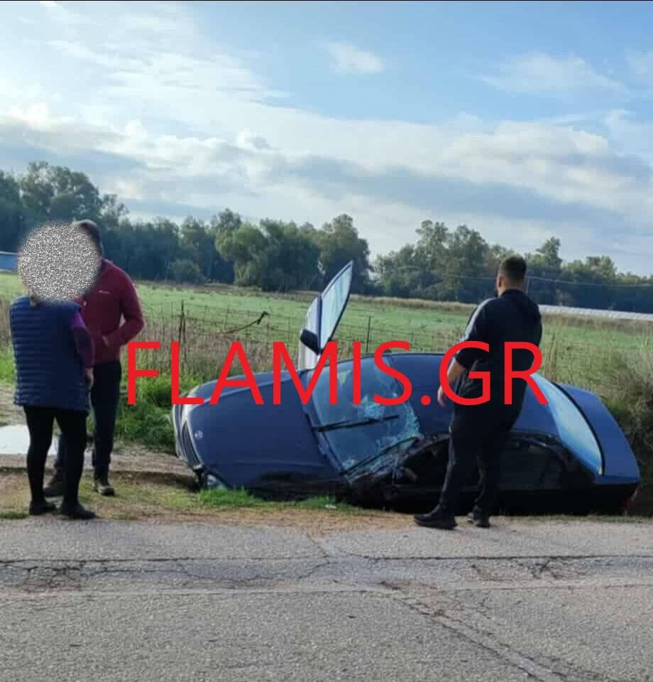 AXAΪΑ: Σοκαριστικό τροχαίο! Εκσκαφέας εμβόλισε ΙΧ και το πέταξε σε χαντάκι - Εγκλωβίστηκαν 2 άτομα - φωτο