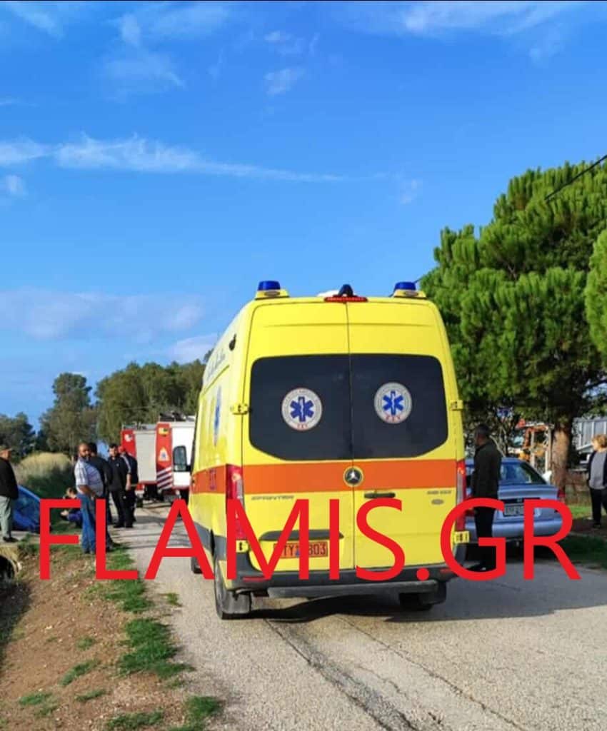 AXAΪΑ: Σοκαριστικό τροχαίο! Εκσκαφέας εμβόλισε ΙΧ και το πέταξε σε χαντάκι - Εγκλωβίστηκαν 2 άτομα - φωτο