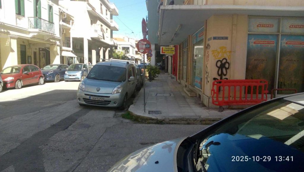 ΘΡΙΛΕΡ ΜΕ ΠΕΖΟ ΣΤΗΝ ΟΔΟ ΚΑΝΑΚΑΡΗ - Τον χτύπησε οδηγός ταξί και τον εγκατέλειψε