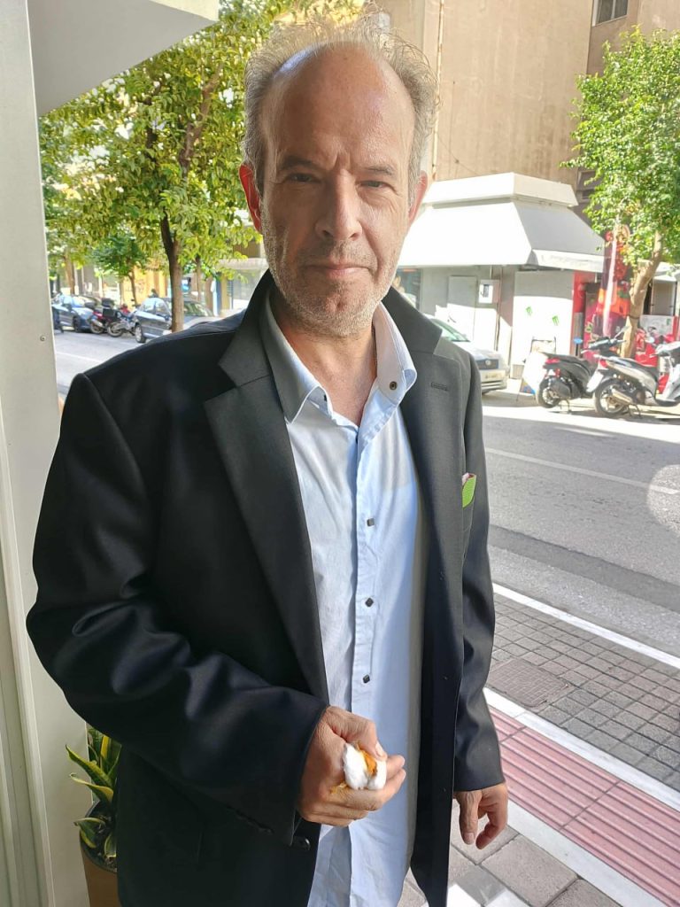 ΘΡΙΛΕΡ ΜΕ ΠΕΖΟ ΣΤΗΝ ΟΔΟ ΚΑΝΑΚΑΡΗ - Τον χτύπησε οδηγός ταξί και τον εγκατέλειψε