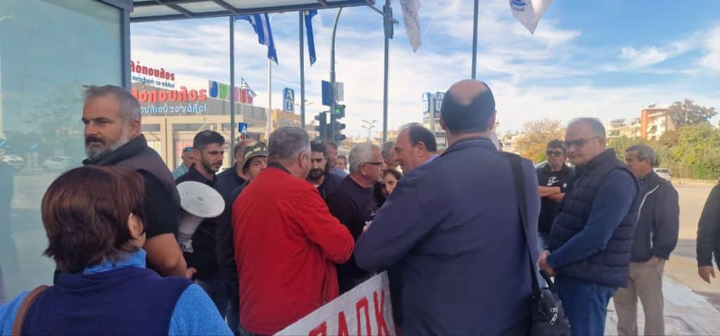 ΒΙΝΤΕΟ - Πάτρα: Αγρότες και κτηνοτρόφοι “φώναξαν” έξω από την Περιφέρεια – Ζητούν καταβολή αποζημιώσεων και επιδοτήσεων ΒΙΝΤΕΟ - Πάτρα: Αγρότες και κτηνοτρόφοι “φώναξαν” έξω από την Περιφέρεια – Ζητούν καταβολή αποζημιώσεων και επιδοτήσεων