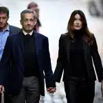 Σαρκοζί: Χέρι-χέρι με την Κάρλα Μπρούνι και μέσα σε χειροκροτήματα πήρε τον δρόμο για τη φυλακή