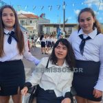 Συγκίνηση στις Θεσπιές- Η μικρή Αλεξία παρέλασε για πρώτη φορά μετά τον σοβαρό τραυματισμό της από αδέσποτη σφαίρα