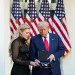 Ο Τραμπ παρασημοφόρησε τον δολοφονημένο Κερκ με το προεδρικό μετάλλιο της ελευθερίας και τον σύγκρινε με τον... Σωκράτη - Δείτε βίντεο