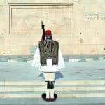 Άγνωστος Στρατιώτης: Η «είδηση», η διευκρίνιση και το παρασκήνιο – Τι αλλάζει στην προστασία του μνημείου