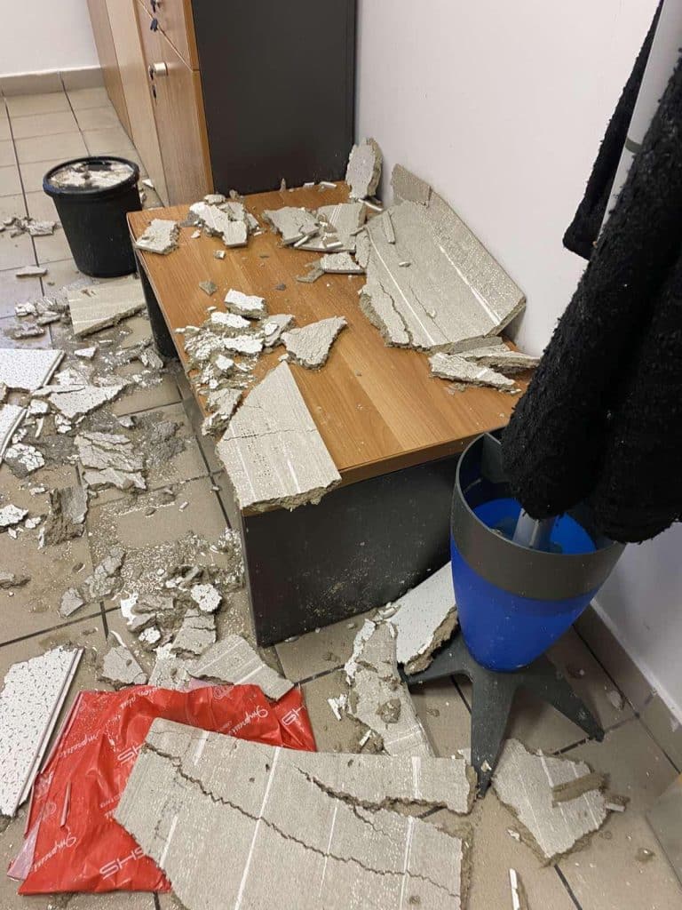 φωτό: «Σοβαρά κτιριακά προβλήματα στο Δικαστικό Μέγαρο Καλαβρύτων παρά την ενεργή εργολαβία αποκατάστασης»
