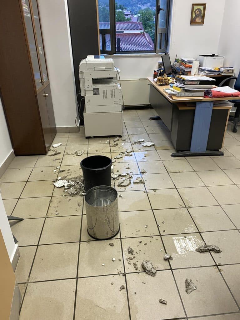 φωτό: «Σοβαρά κτιριακά προβλήματα στο Δικαστικό Μέγαρο Καλαβρύτων παρά την ενεργή εργολαβία αποκατάστασης»