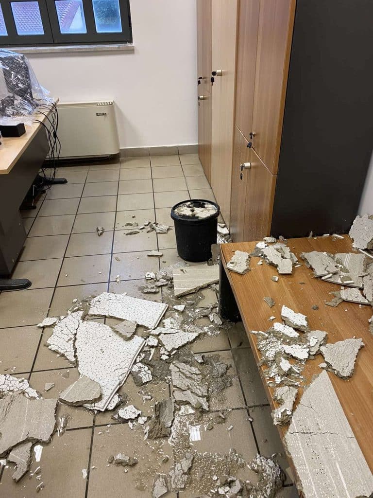 φωτό: «Σοβαρά κτιριακά προβλήματα στο Δικαστικό Μέγαρο Καλαβρύτων παρά την ενεργή εργολαβία αποκατάστασης»
