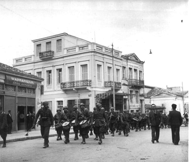 Ο ΒΟΜΒΑΡΔΙΣΜΟΣ ΤΗΣ ΠΑΤΡΑΣ 28.10.1940! Σκότωσαν 193 άτομα… 25 παιδιά ανάμεσά τους! Η βόμβα που έκαψε λεωφορείο Γούναρη και Κανακάρη - φωτό Ο ΒΟΜΒΑΡΔΙΣΜΟΣ ΤΗΣ ΠΑΤΡΑΣ 28.10.1940! Σκότωσαν 193 άτομα… 25 παιδιά ανάμεσά τους! Η βόμβα που έκαψε λεωφορείο Γούναρη και Κανακάρη - φωτό