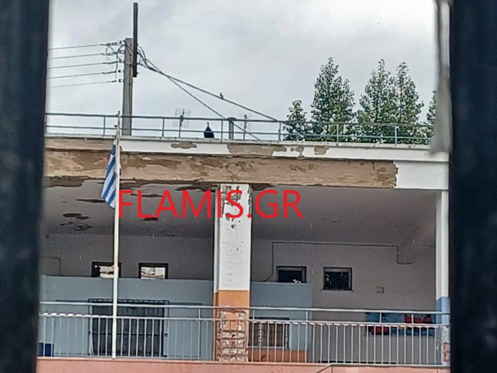 Πάτρα: ΕΠΕΣΑΝ ΣΟΒΑΔΕΣ ΜΕΣΑ ΣΕ ΔΗΜΟΤΙΚΟ ΣΧΟΛΕΙΟ! Από τύχη δεν θρηνήσαμε θύμα! Οι γονείς έπαθαν σοκ! ΦΩΤΟ