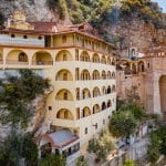 Βιντεο: Δείτε πώς η Περιφέρεια Δυτικής Ελλάδος προστάτευσε ιστορικό μοναστήρι που βρίσκεται... μέσα στα βράχια! Το μήνυμα Φαρμάκη