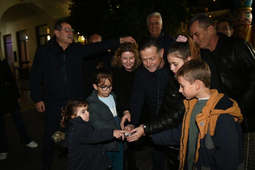 Πάτρα: Στολίστηκε η πόλη - Αναψε ο Χριστουγεννιάτικος διάκοσμος - φωτο