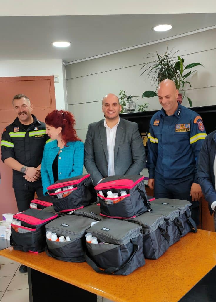 Παράδοση φαρμακευτικού και αναλώσιμου υλικού στην Ειδική Μονάδα Δασικών Επιχειρήσεων από τον Διοικητή της 6ης ΥΠΕ Παράδοση φαρμακευτικού και αναλώσιμου υλικού στην Ειδική Μονάδα Δασικών Επιχειρήσεων από τον Διοικητή της 6ης ΥΠΕ