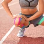 Γιατί όλοι φορούν αυτές τις πολύχρωμες ελαστικές ταινίες όταν γυμνάζονται;