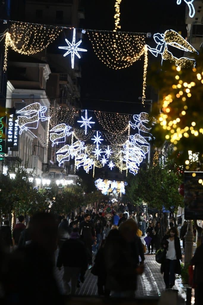 Πάτρα: Στολίστηκε η πόλη - Αναψε ο Χριστουγεννιάτικος διάκοσμος - φωτο