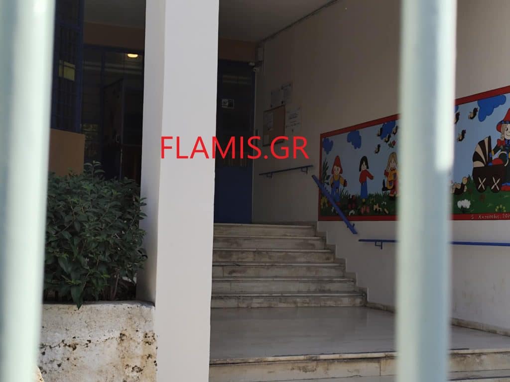 Πάτρα: Ο Πελετίδης έβγαλε τις πινακίδες των τραπεζών από τα σχολεία αλλά κάποιοι... τις έβαλαν μέσα! Διαφήμιση στην είσοδο!