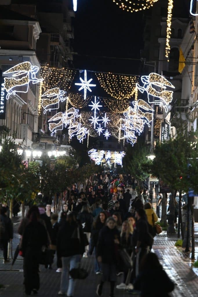Πάτρα: Στολίστηκε η πόλη - Αναψε ο Χριστουγεννιάτικος διάκοσμος - φωτο
