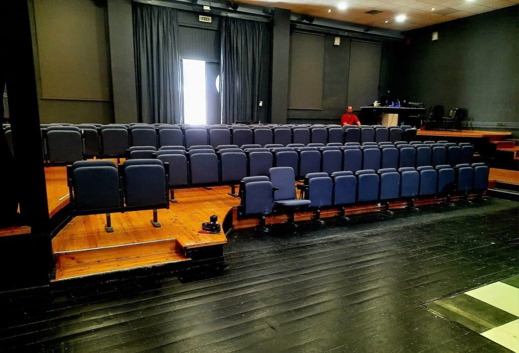 Πάτρα - φωτό: Παραδόθηκε ανακαινισμένο το θέατρο Μπάρρυ