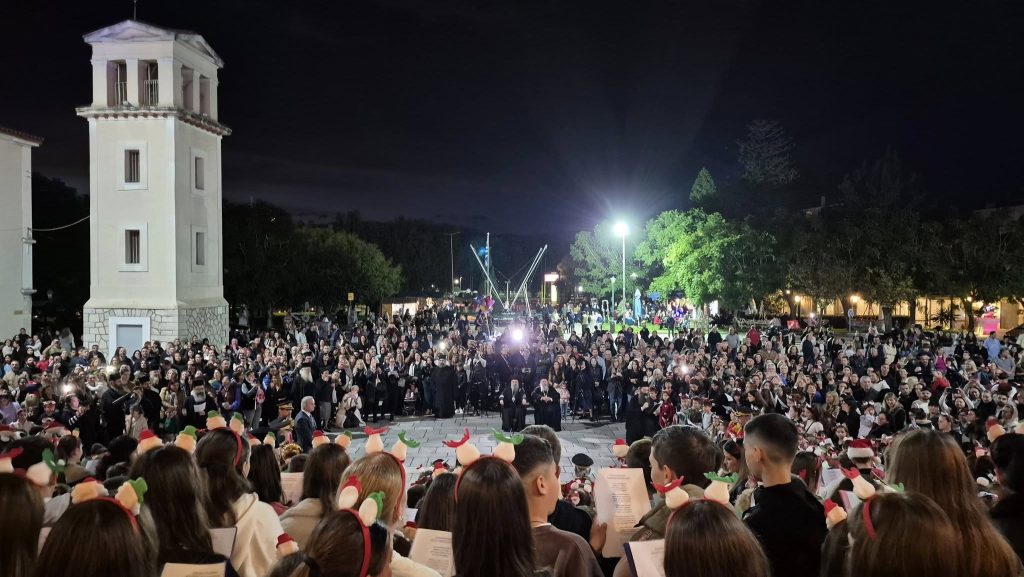 Πάτρα: Πυροτεχνήματα στον Ι.Ν. Αγίου Ανδρέου - Κατάμεστος ο χώρος - φωτό