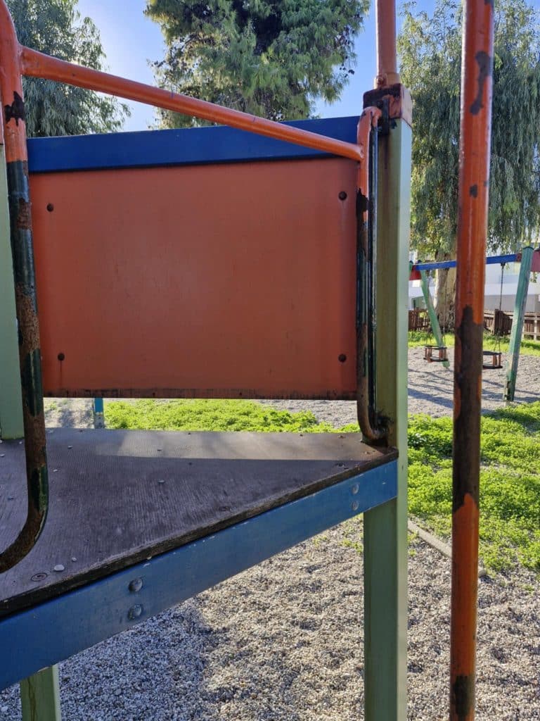 Πάτρα: Ο Δήμος έκλεισε παιδική χαρά λόγω επικινδυνότητας