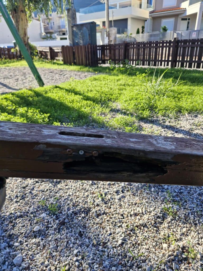 Πάτρα: Ο Δήμος έκλεισε παιδική χαρά λόγω επικινδυνότητας