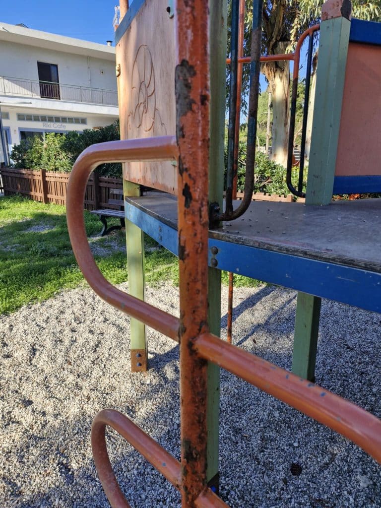 Πάτρα: Ο Δήμος έκλεισε παιδική χαρά λόγω επικινδυνότητας