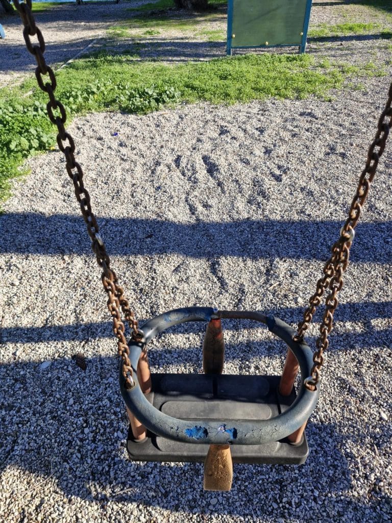 Πάτρα: Ο Δήμος έκλεισε παιδική χαρά λόγω επικινδυνότητας