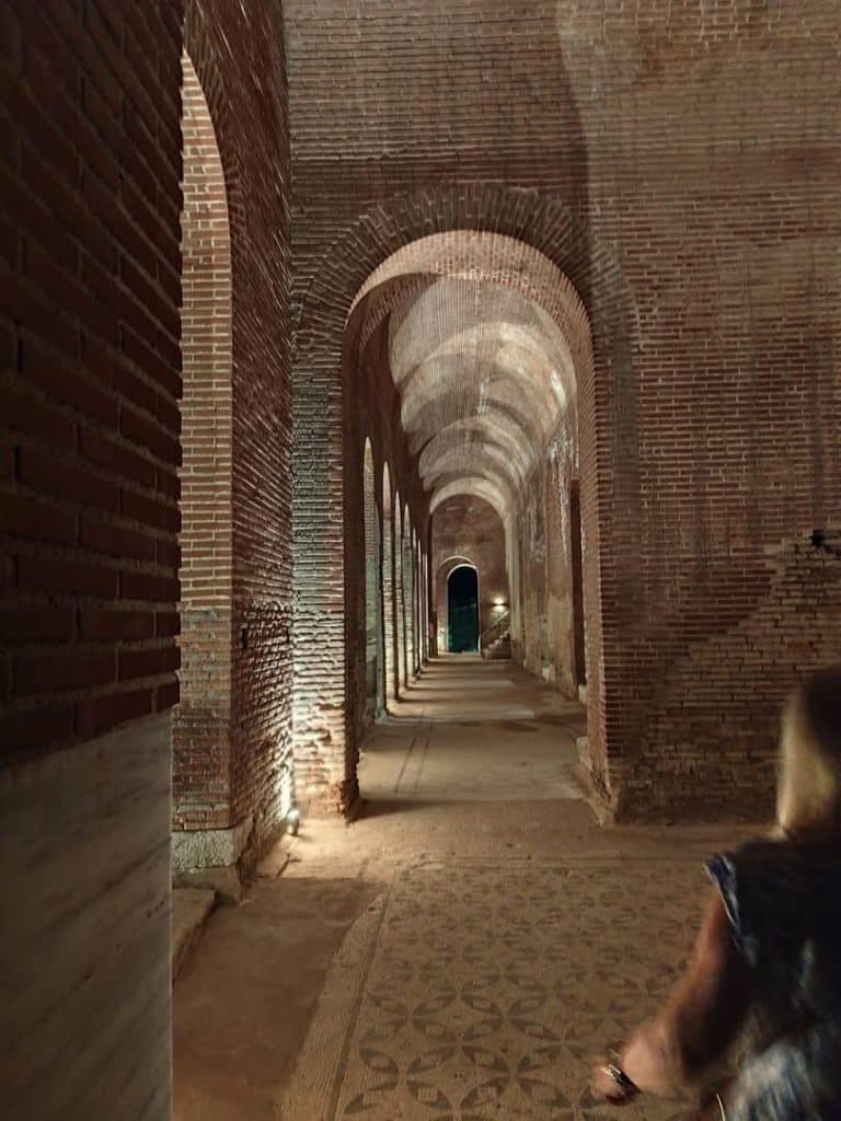 Δείτε φωτό: Εγκαινιάστηκε από τη Λίνα Μενδώνη το ανακαινισμένο Ρωμαϊκό Ωδείο Πατρών