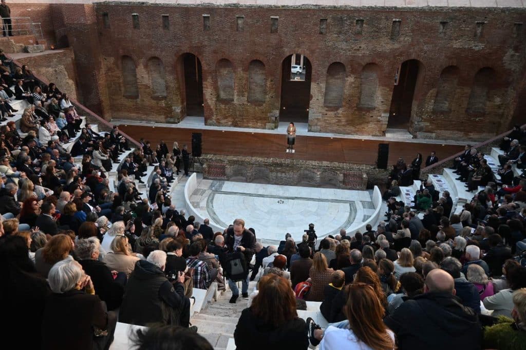 Δείτε φωτό: Εγκαινιάστηκε από τη Λίνα Μενδώνη το ανακαινισμένο Ρωμαϊκό Ωδείο Πατρών