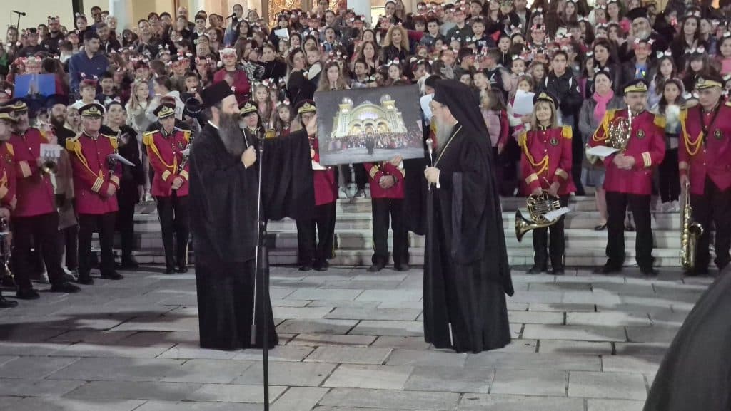 Πάτρα: Πυροτεχνήματα στον Ι.Ν. Αγίου Ανδρέου - Κατάμεστος ο χώρος - φωτό