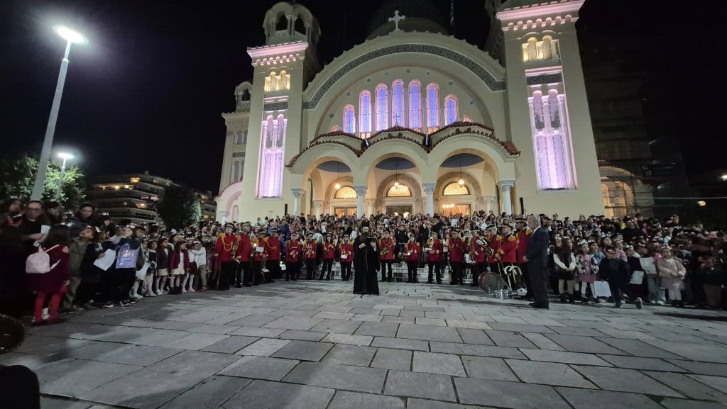 Πάτρα: Πυροτεχνήματα στον Ι.Ν. Αγίου Ανδρέου - Κατάμεστος ο χώρος - φωτό Πάτρα: Πυροτεχνήματα στον Ι.Ν. Αγίου Ανδρέου - Κατάμεστος ο χώρος - φωτό