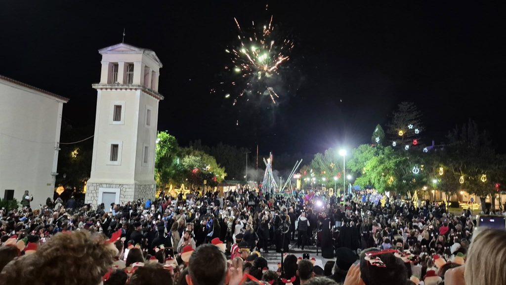 Πάτρα: Πυροτεχνήματα στον Ι.Ν. Αγίου Ανδρέου - Κατάμεστος ο χώρος - φωτό