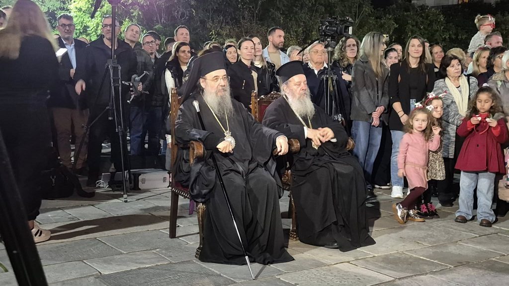 Πάτρα: Πυροτεχνήματα στον Ι.Ν. Αγίου Ανδρέου - Κατάμεστος ο χώρος - φωτό