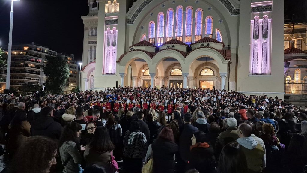Πάτρα: Πυροτεχνήματα στον Ι.Ν. Αγίου Ανδρέου - Κατάμεστος ο χώρος - φωτό