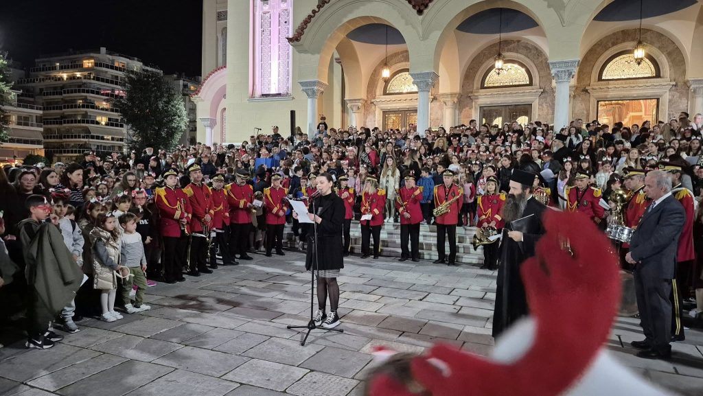 Πάτρα: Πυροτεχνήματα στον Ι.Ν. Αγίου Ανδρέου - Κατάμεστος ο χώρος - φωτό