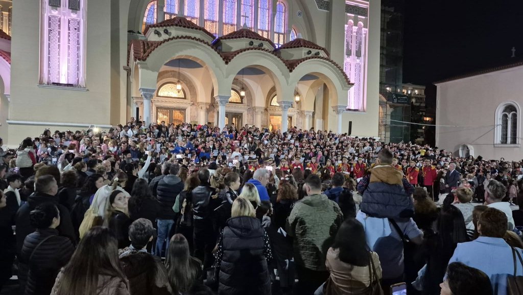 Πάτρα: Πυροτεχνήματα στον Ι.Ν. Αγίου Ανδρέου - Κατάμεστος ο χώρος - φωτό