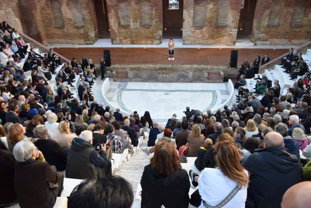 Δείτε φωτό: Εγκαινιάστηκε από τη Λίνα Μενδώνη το ανακαινισμένο Ρωμαϊκό Ωδείο Πατρών