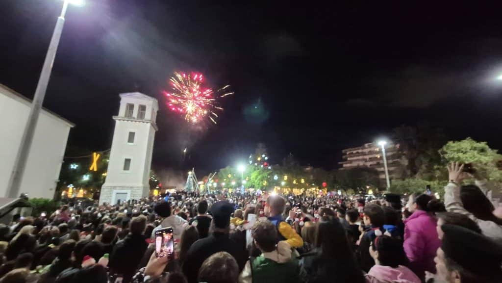Πάτρα: Πυροτεχνήματα στον Ι.Ν. Αγίου Ανδρέου - Κατάμεστος ο χώρος - φωτό