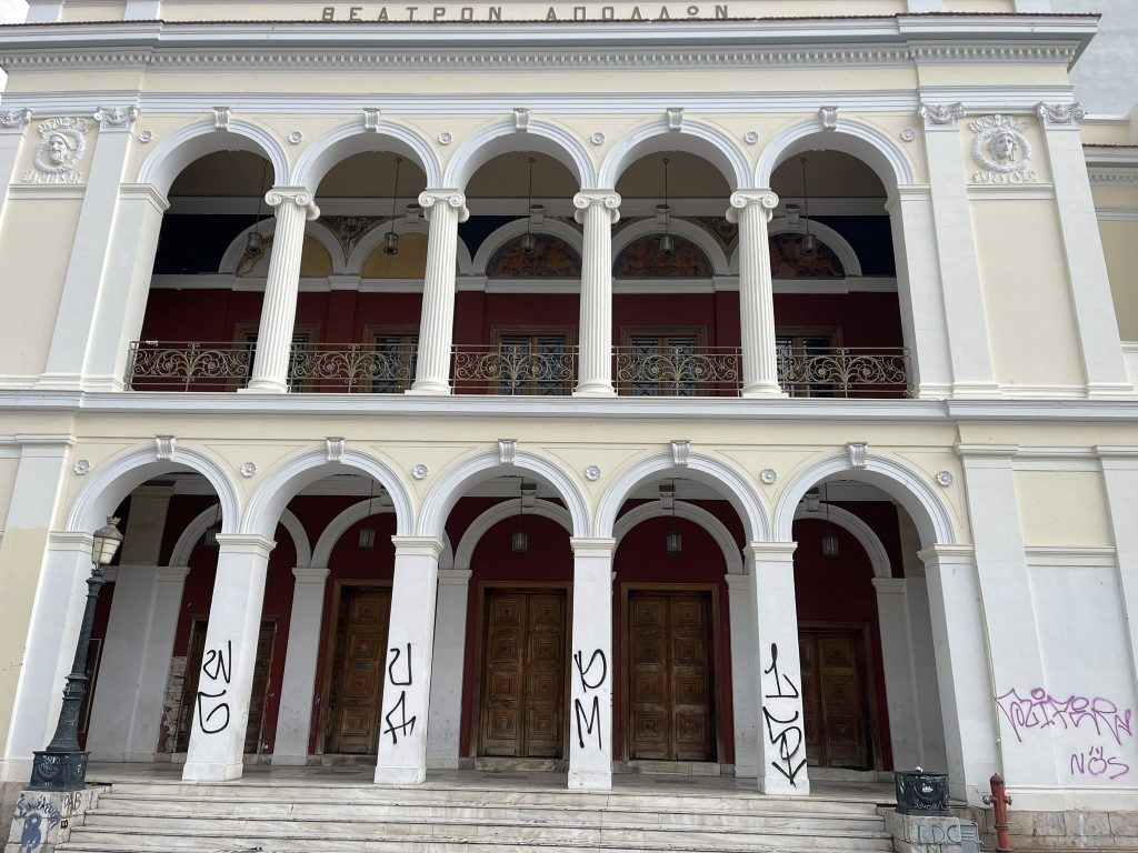 Πάτρα - φωτό: Βάνδαλοι "επιτέθηκαν" στα σιντριβάνια! Ξήλωσαν τα προστατευτικά για να... κάνουν την δουλειά τους!