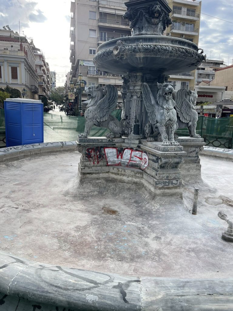 Πάτρα - φωτό: Βάνδαλοι "επιτέθηκαν" στα σιντριβάνια! Ξήλωσαν τα προστατευτικά για να... κάνουν την δουλειά τους!