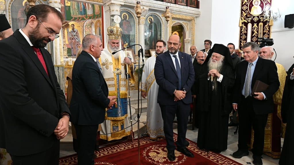Αίγιο: Η μητρόπολη τίμησε τους ευεργέτες Αθανάσιο και Μαρίνα Μαρτίνου - φωτό