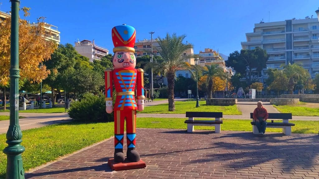 Πάτρα - φωτό: Συνεχίζεται η τοποθέτηση του Χριστουγεννιάτικου διάκοσμου