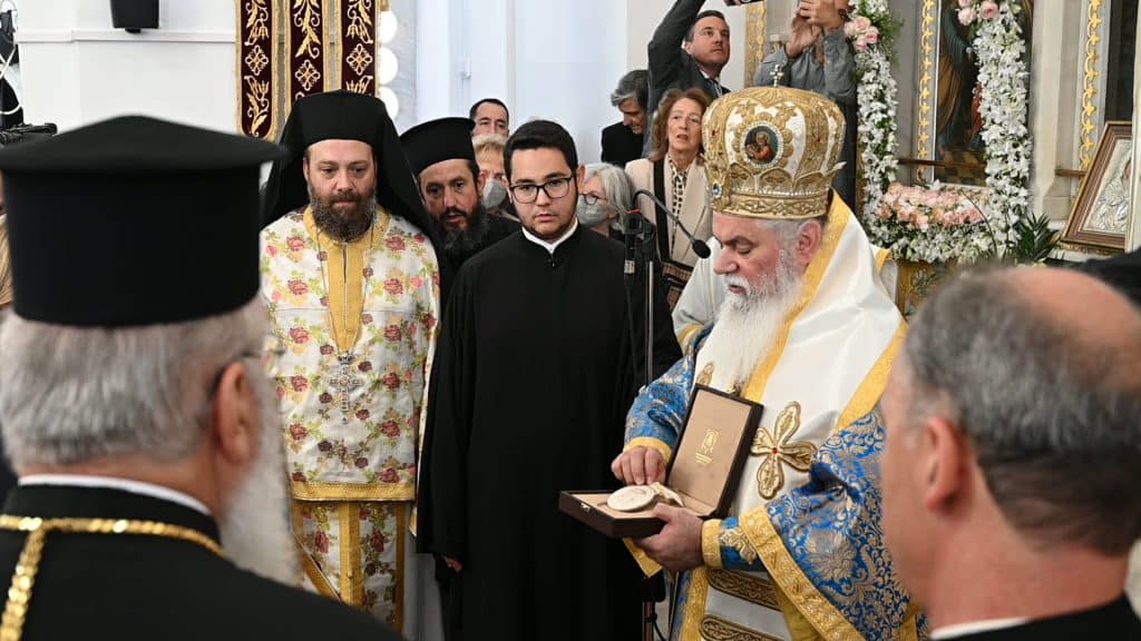 Αίγιο: Η μητρόπολη τίμησε τους ευεργέτες Αθανάσιο και Μαρίνα Μαρτίνου - φωτό