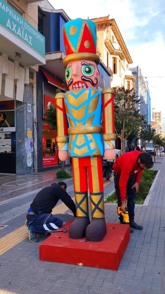 Πάτρα - φωτό: Συνεχίζεται η τοποθέτηση του Χριστουγεννιάτικου διάκοσμου