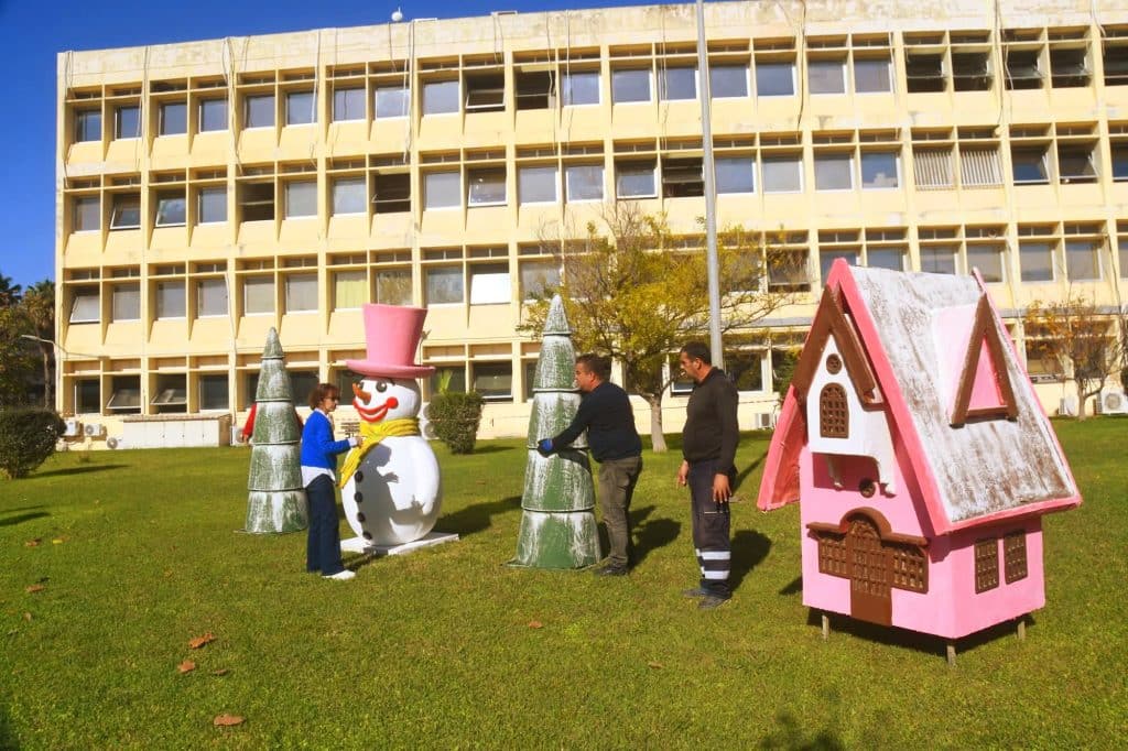 Πάτρα: Ο Δήμος στολίζει και τα Νοσοκομεία - φωτό